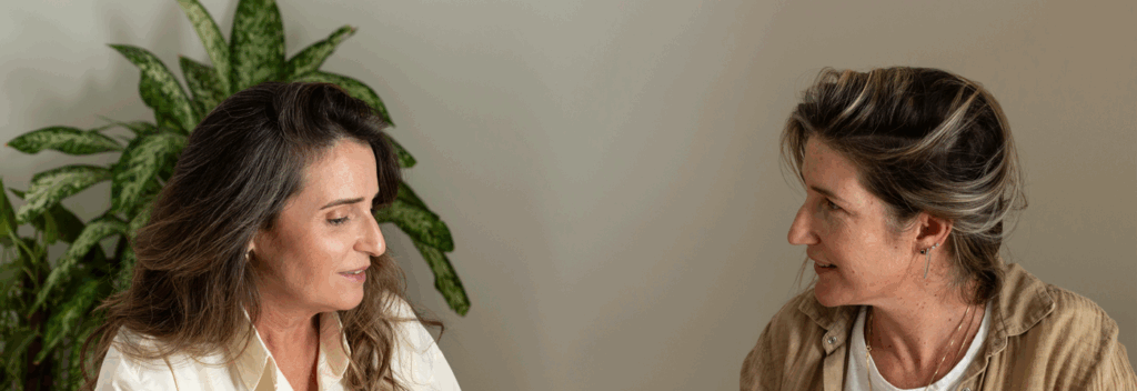 שתי נשים בתהליך ייעוץ כלכלי