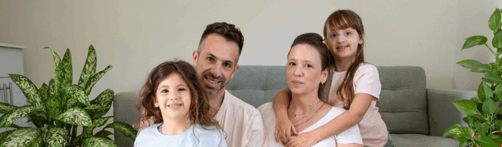 משפחה צעירה לאחר תהליך כלכלי יושבת בסלון