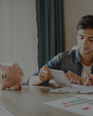 איש יושב ליד שולחן בתהליך כלכלי