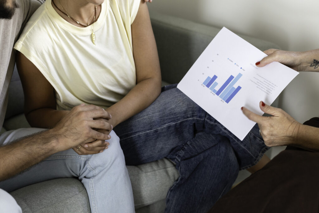 זוג מחזיק ידיים אל מטל טבלה כלכלית