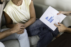 זוג מחזיק ידיים אל מטל טבלה כלכלית