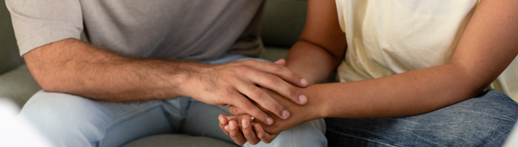 זוג מחזיק ידיים