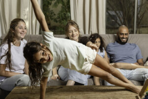 משפחה בסלון הורים ו- 3 בנות